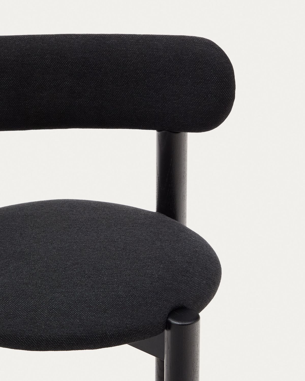 Silla Nebai de chenilla negra estructura madera maciza roble acabado negro FSC MIX Credit