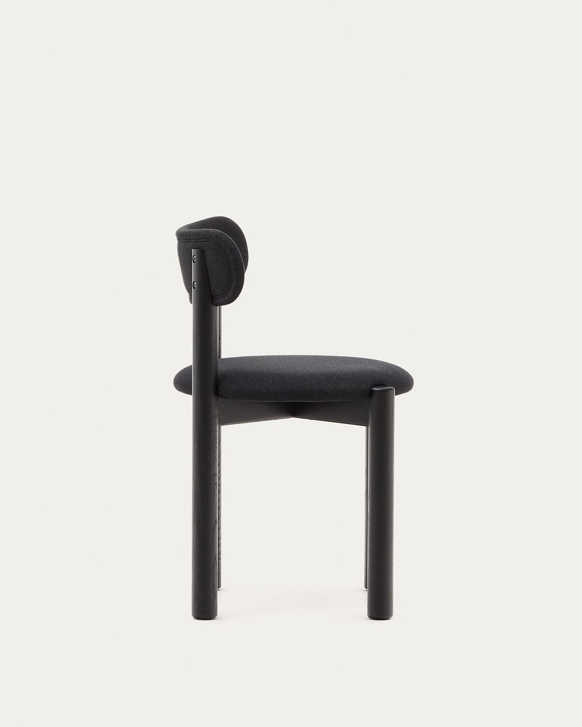 Silla Nebai de chenilla negra estructura madera maciza roble acabado negro FSC MIX Credit