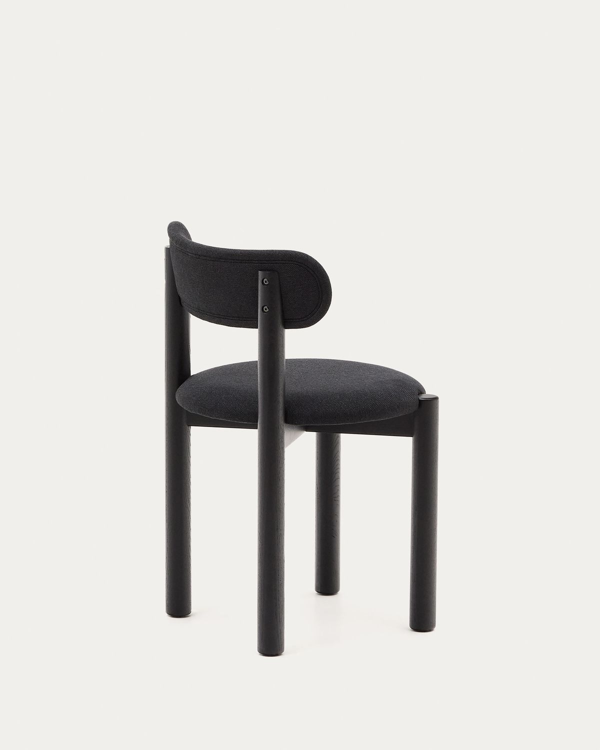 Silla Nebai de chenilla negra estructura madera maciza roble acabado negro FSC MIX Credit