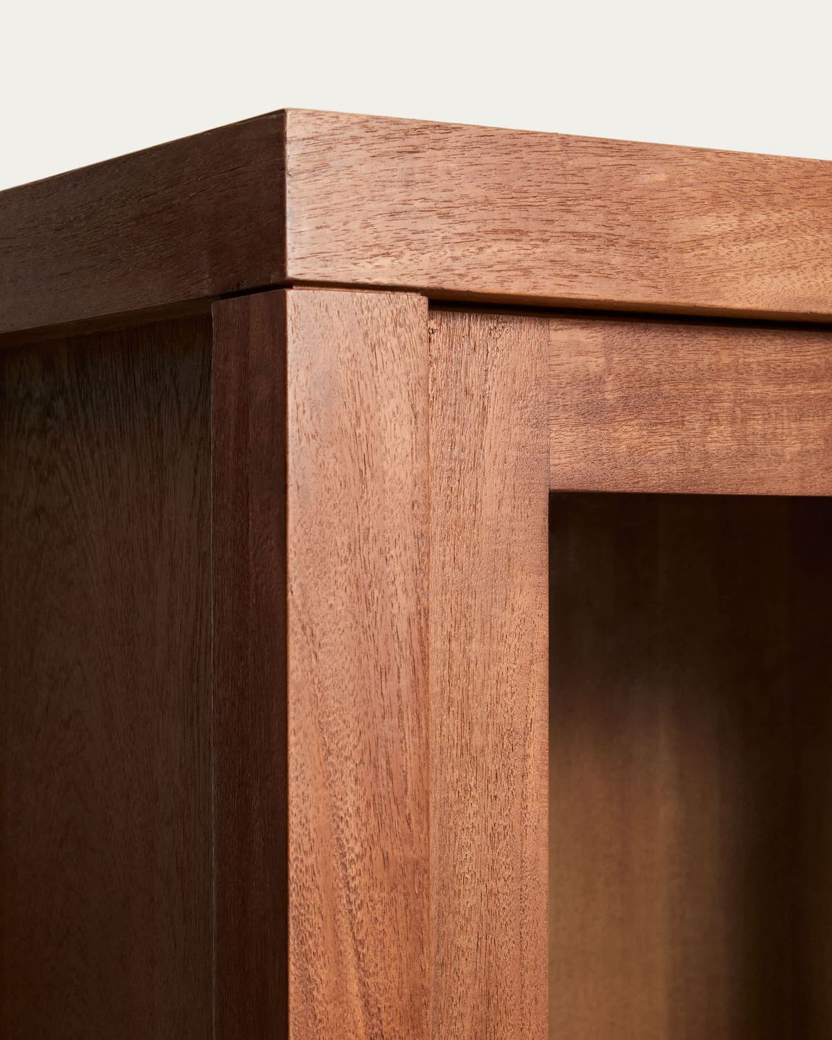 Vitrina Norani de madera maciza y chapa de acacia 110 x 185 cm