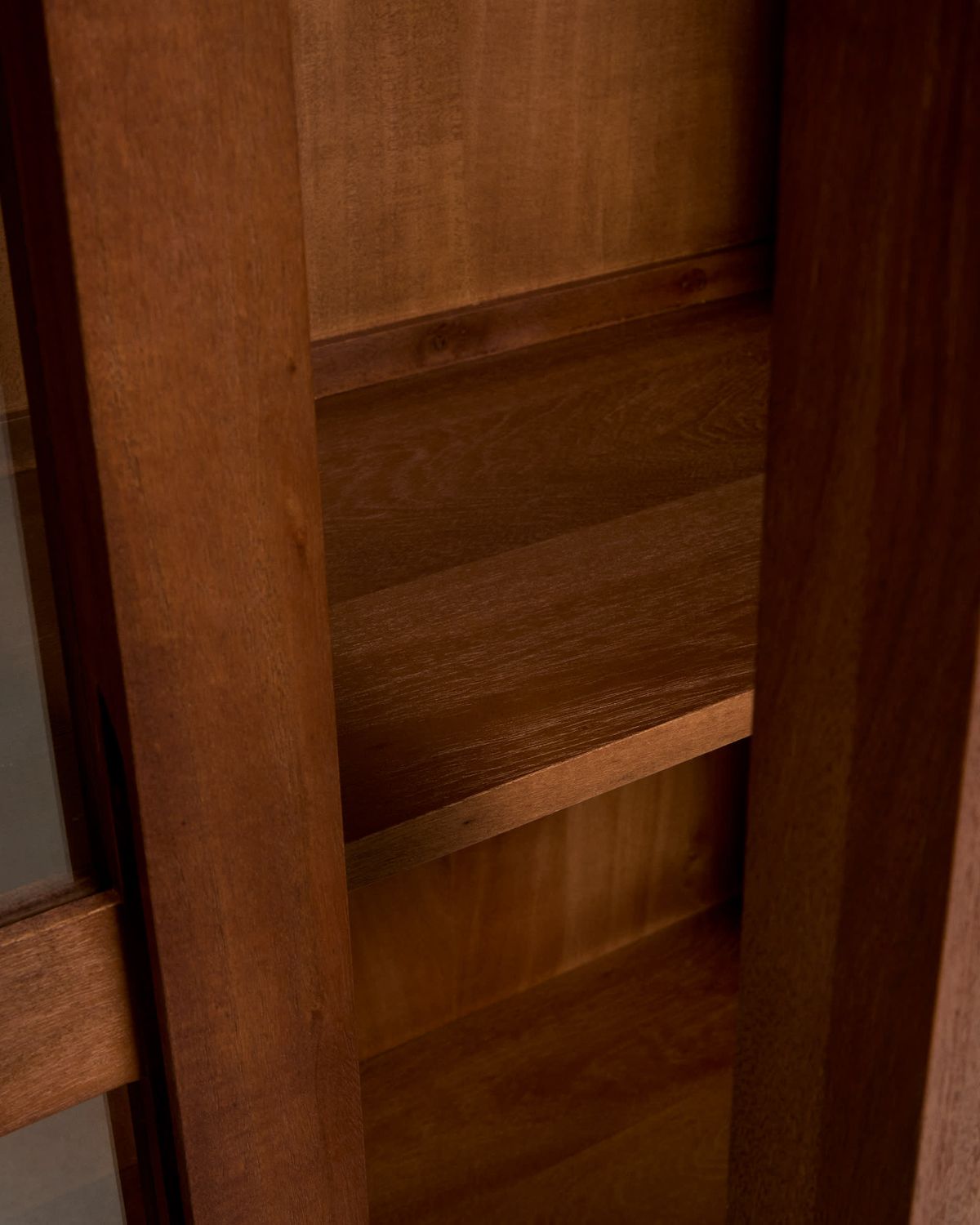 Vitrina Norani de madera maciza y chapa de acacia 110 x 185 cm
