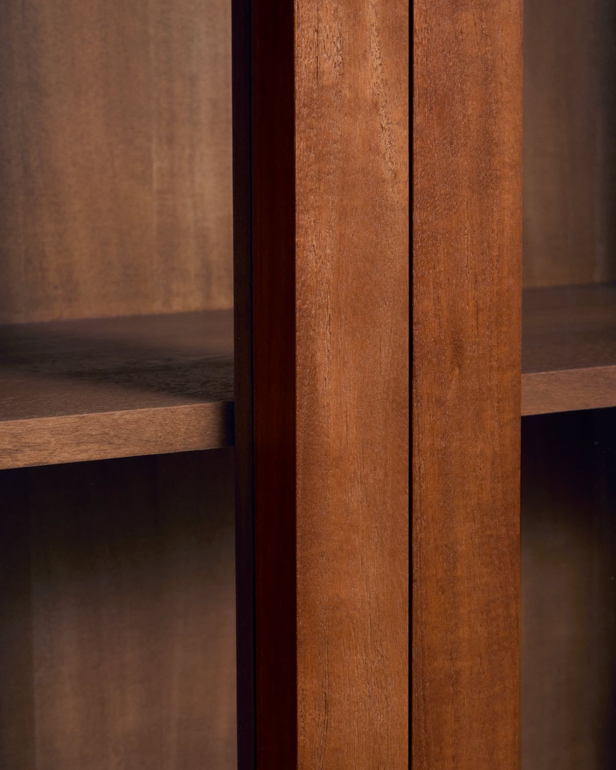 Vitrina Norani de madera maciza y chapa de acacia 110 x 185 cm