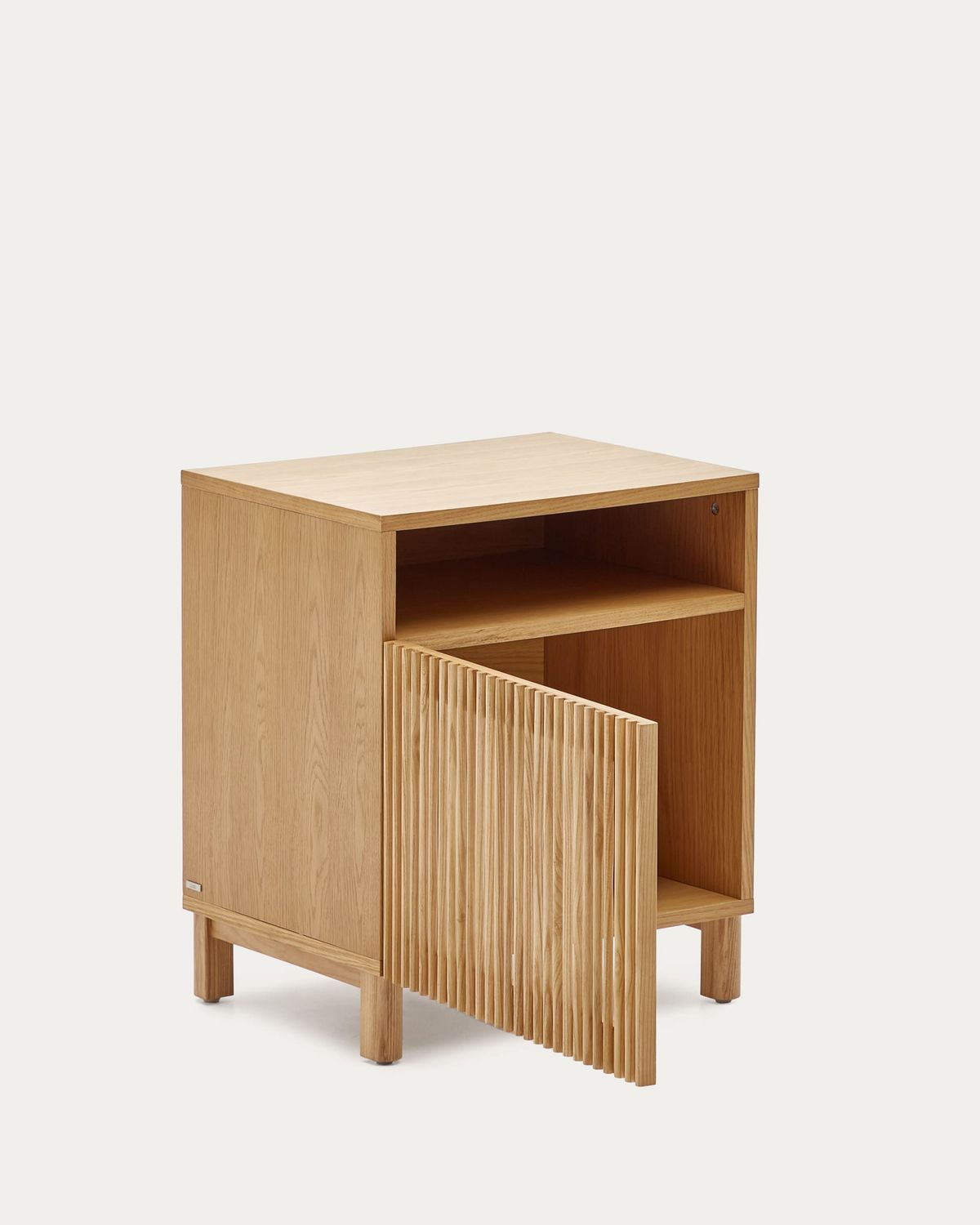 Mesita de noche Beyla de madera maciza de fresno y chapa de roble 53 x 62 cm FSC 100%