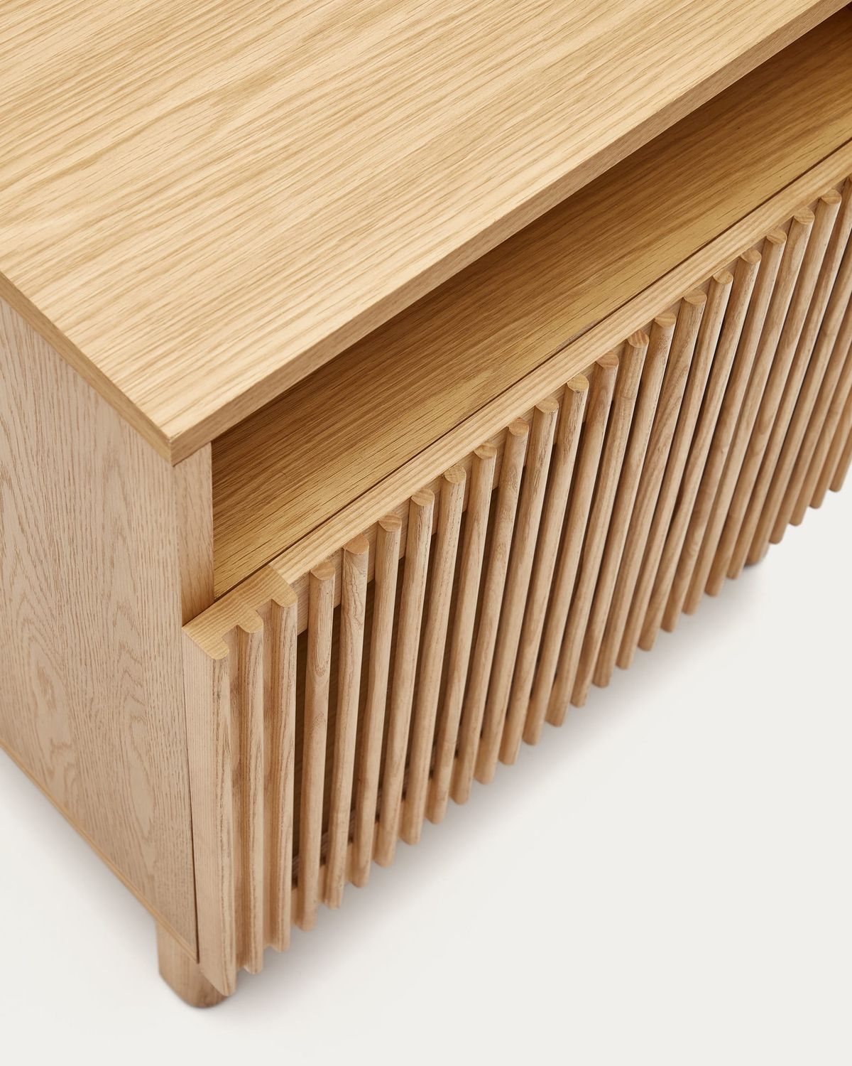 Mesita de noche Beyla de madera maciza de fresno y chapa de roble 53 x 62 cm FSC 100%