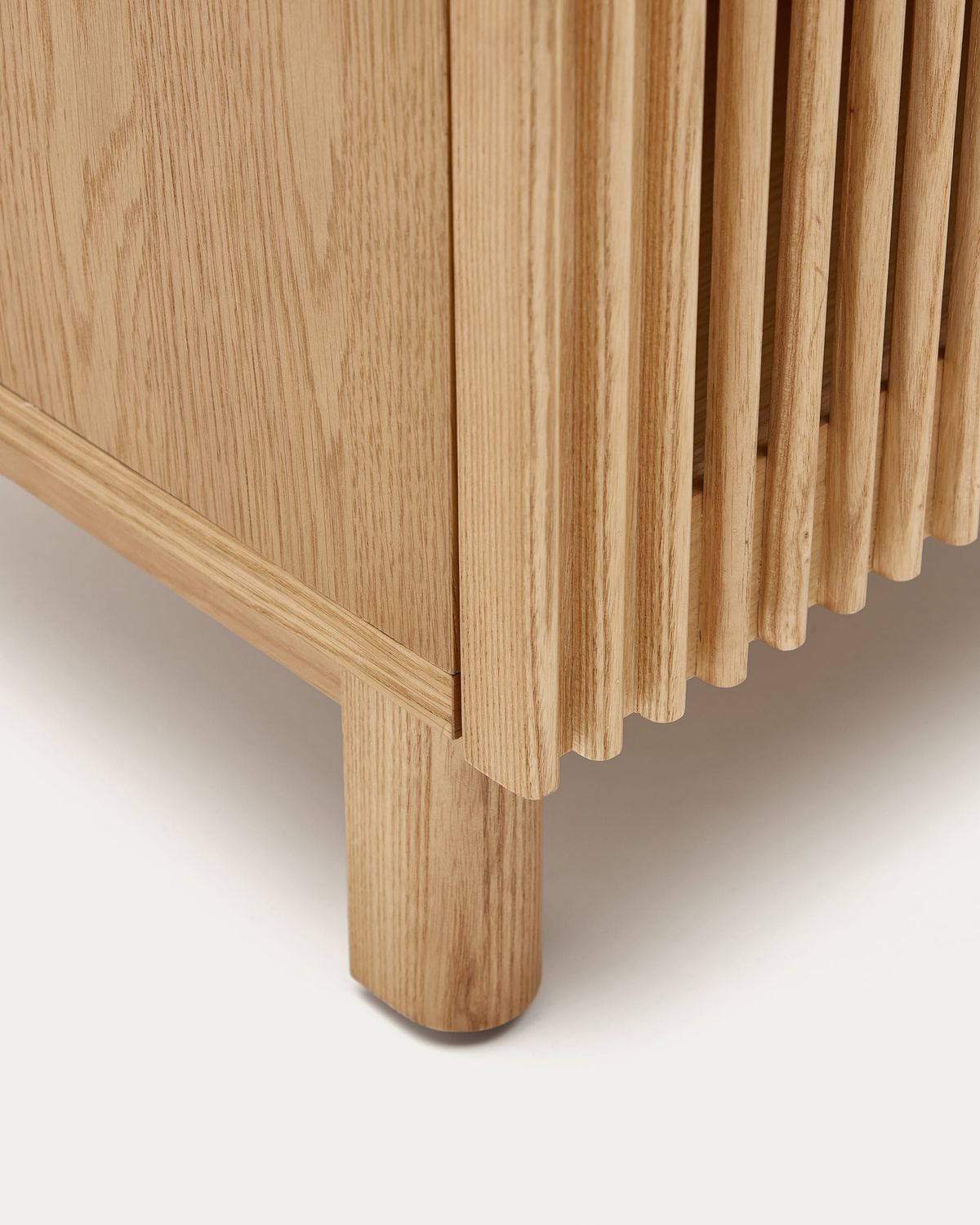Mesita de noche Beyla de madera maciza de fresno y chapa de roble 53 x 62 cm FSC 100%