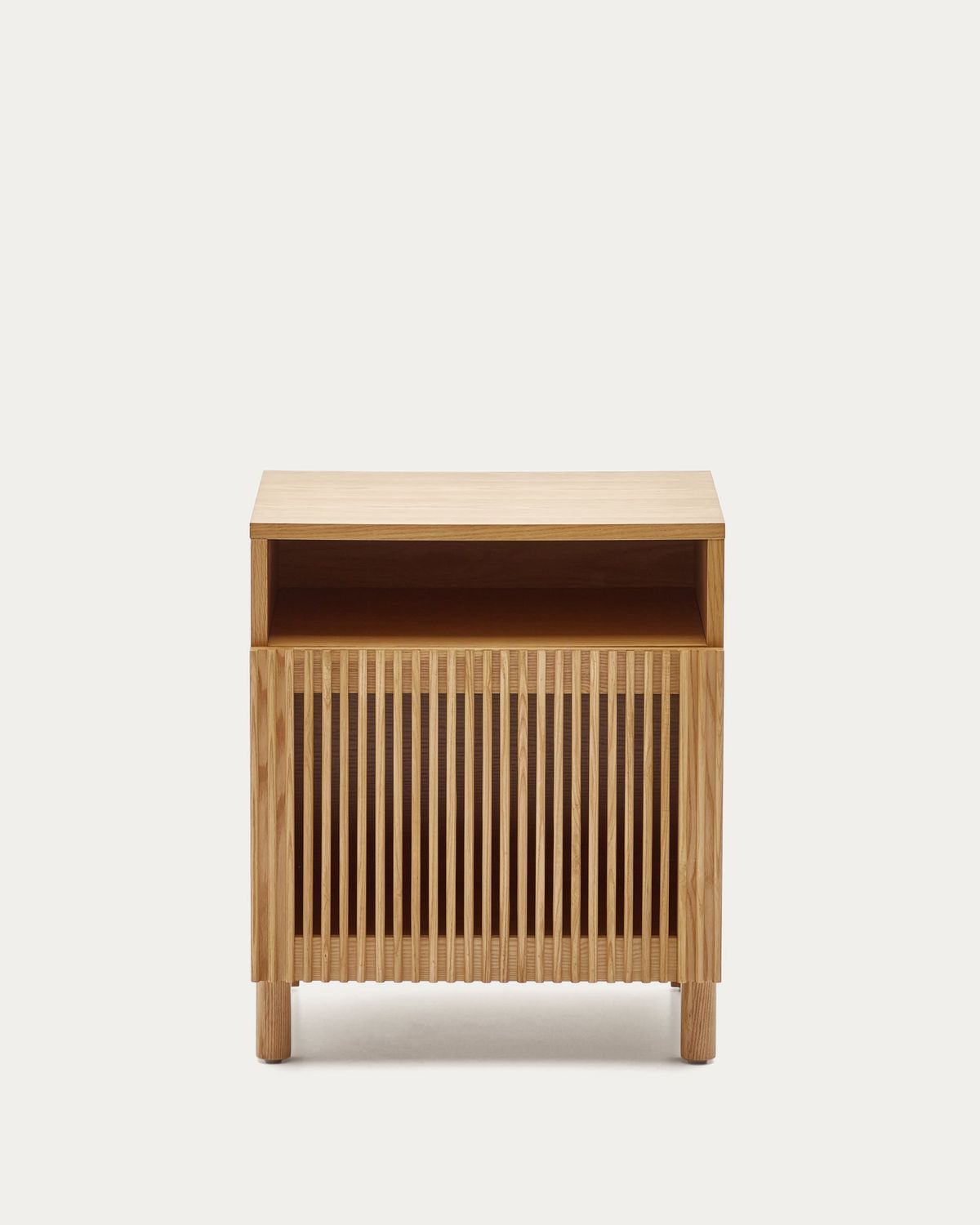 Mesita de noche Beyla de madera maciza de fresno y chapa de roble 53 x 62 cm FSC 100%