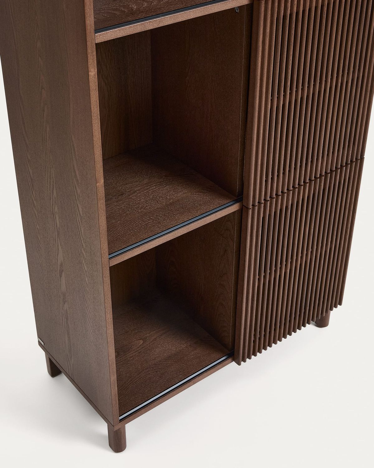 Estantería Beyla de chapa y madera maciza de fresno con acabado tono nogal 84,5 x 170 cm FSC 100%