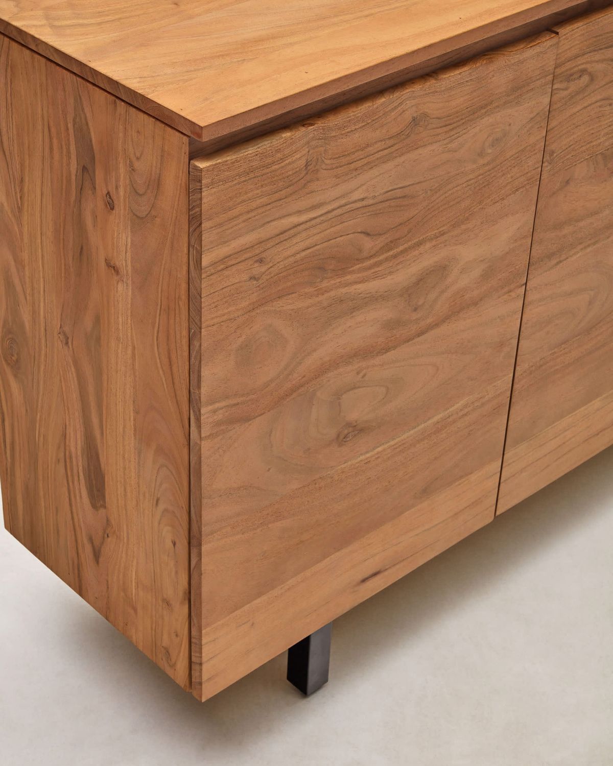Aparador Uxue 4 puertas de madera maciza de acacia con acabado blanqueado 200 x 88 cm
