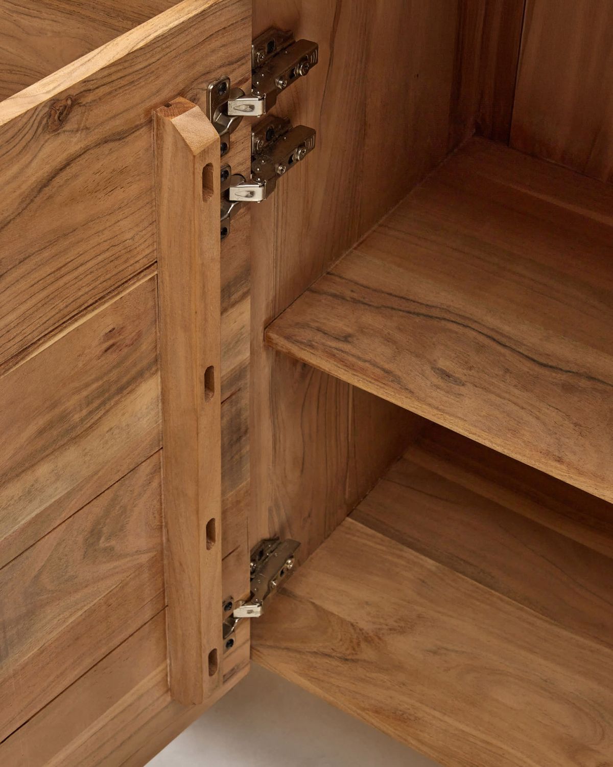 Aparador Uxue 4 puertas de madera maciza de acacia con acabado blanqueado 200 x 88 cm
