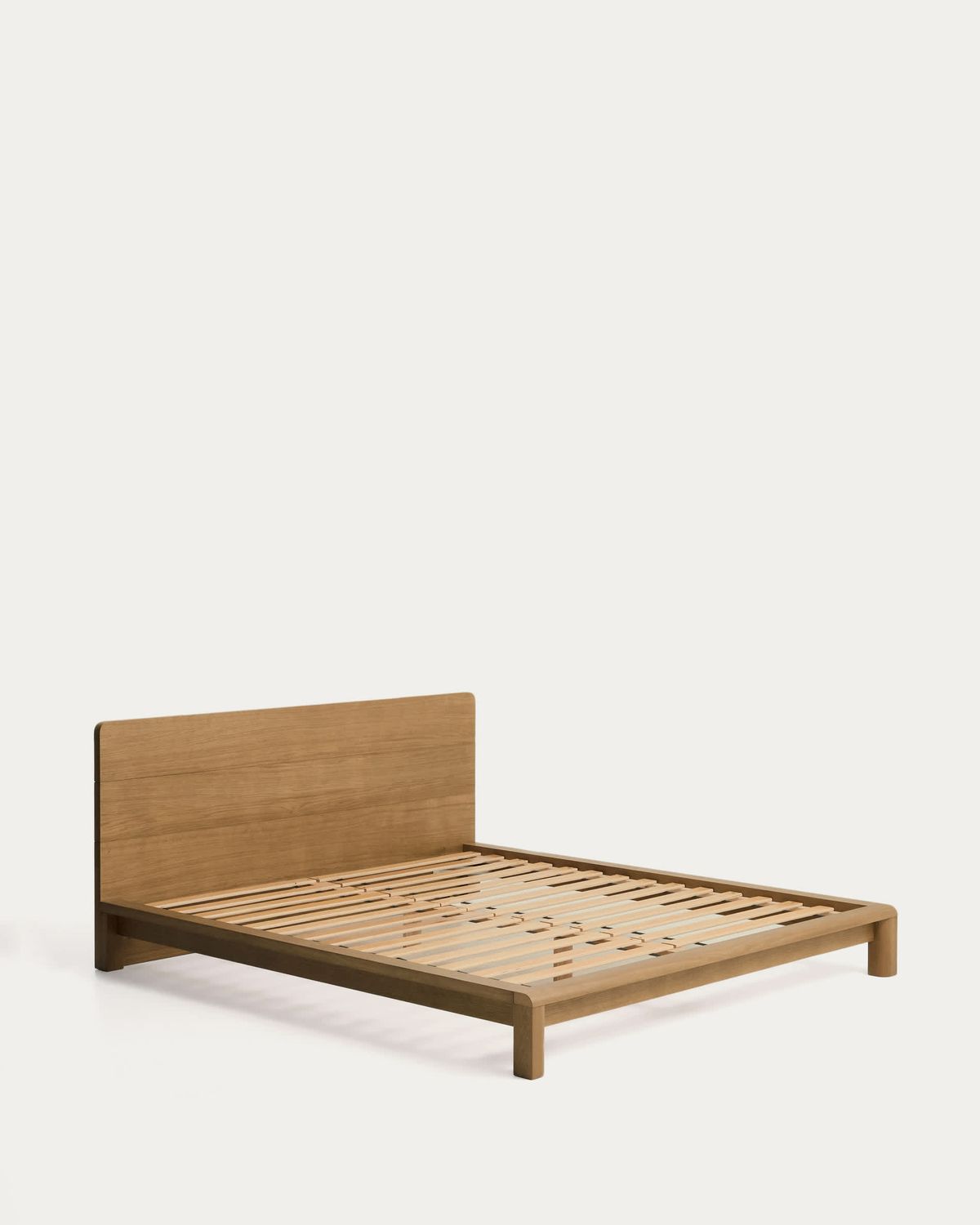 Cama Arelida de chapa y madera madera maciza de roble acabado marrón claro para colchón de 180 x 200 cm FSC Mix Credit
