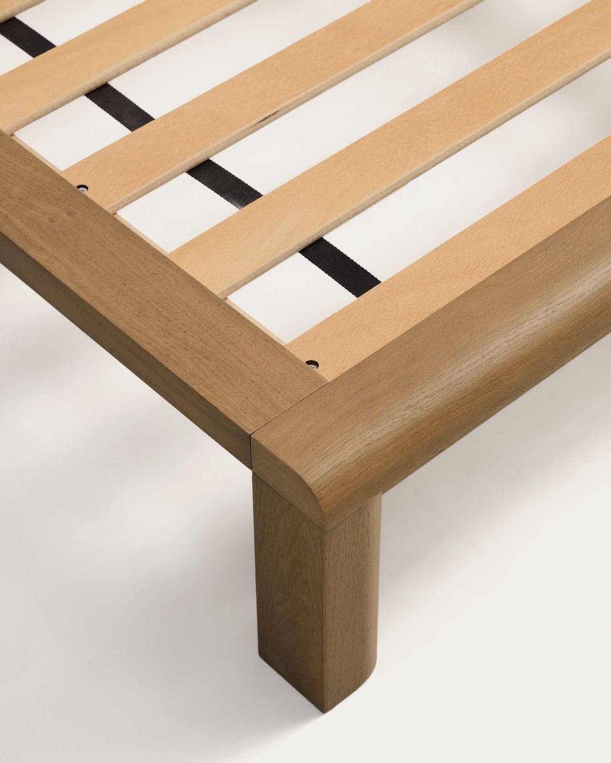 Cama Arelida de chapa y madera madera maciza de roble acabado marrón claro para colchón de 180 x 200 cm FSC Mix Credit