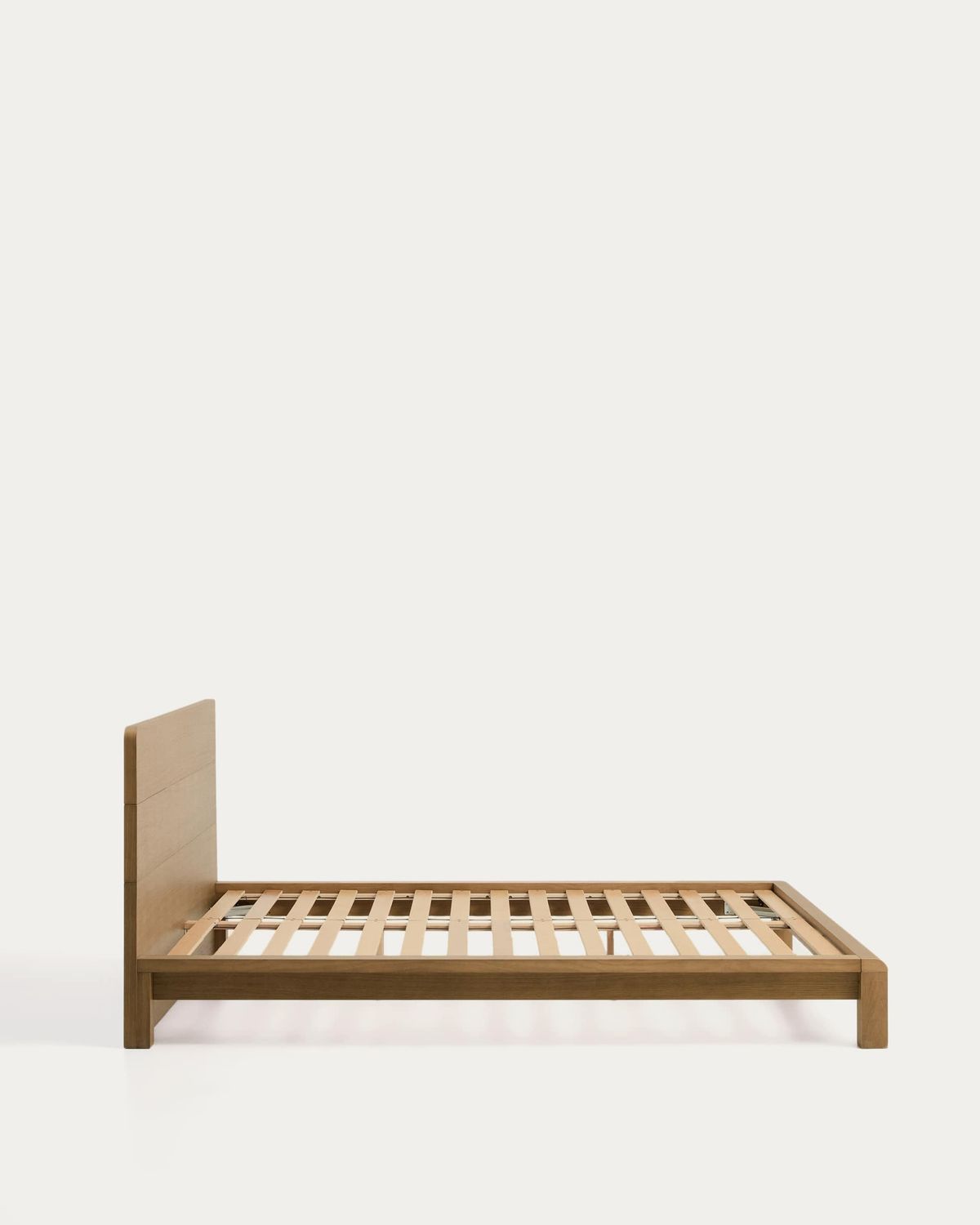 Cama Arelida de chapa y madera madera maciza de roble acabado marrón claro para colchón de 180 x 200 cm FSC Mix Credit
