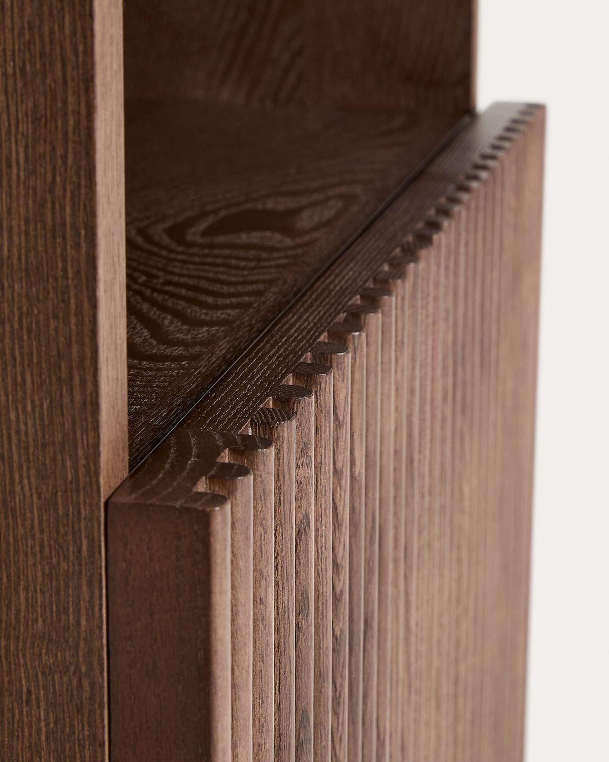 Mesita de noche Beyla de chapa y madera maciza de fresno con acabado tono nogal 53 x 62,5 cm FSC 100%