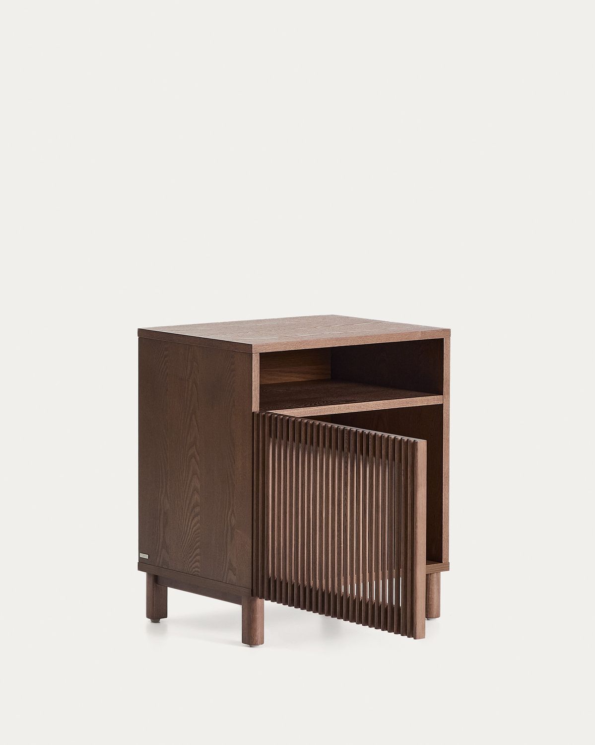 Mesita de noche Beyla de chapa y madera maciza de fresno con acabado tono nogal 53 x 62,5 cm FSC 100%