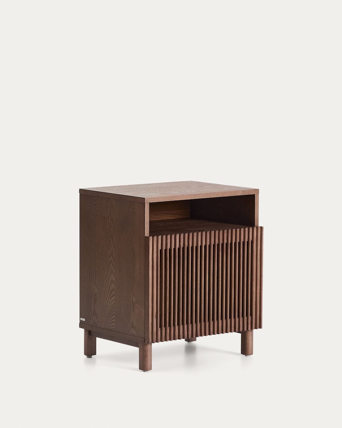 Mesita de noche Beyla de chapa y madera maciza de fresno con acabado tono nogal 53 x 62,5 cm FSC 100%