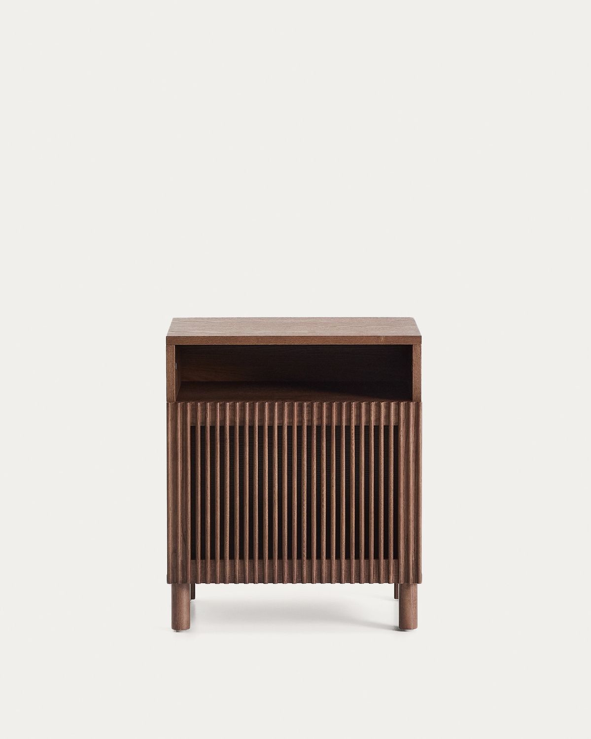Mesita de noche Beyla de chapa y madera maciza de fresno con acabado tono nogal 53 x 62,5 cm FSC 100%