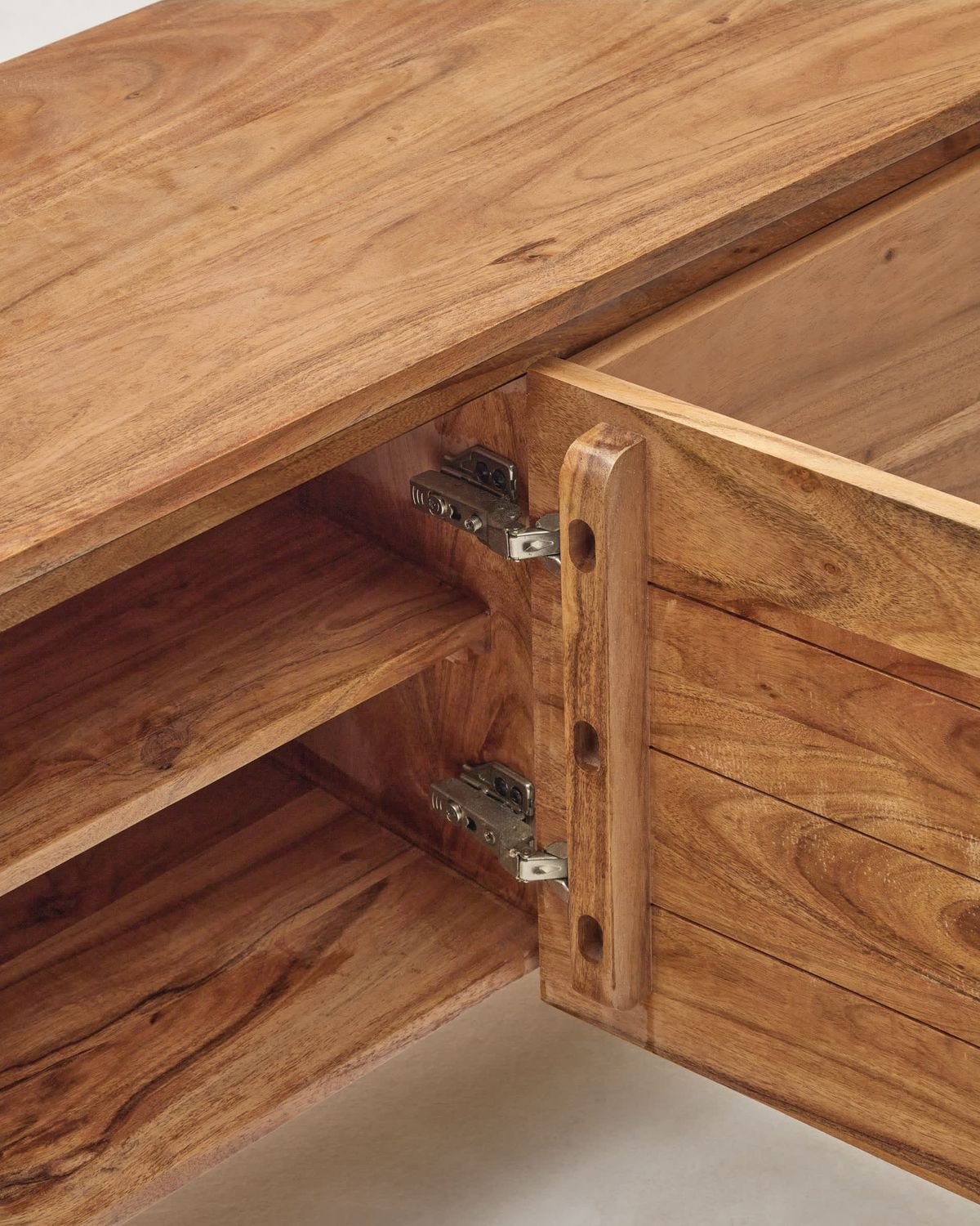 Mueble TV Uxue 3 puertas de madera maciza de acacia con acabado blanqueado 150 x 58 cm