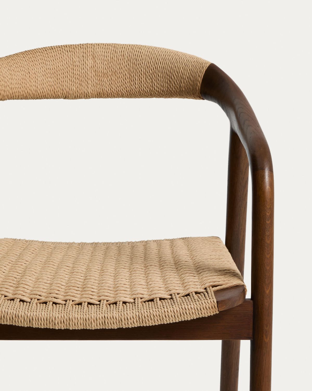 Silla Derile de madera maciza de roble acabado nogal y cuerda de papel beige FSC Mix Credit
