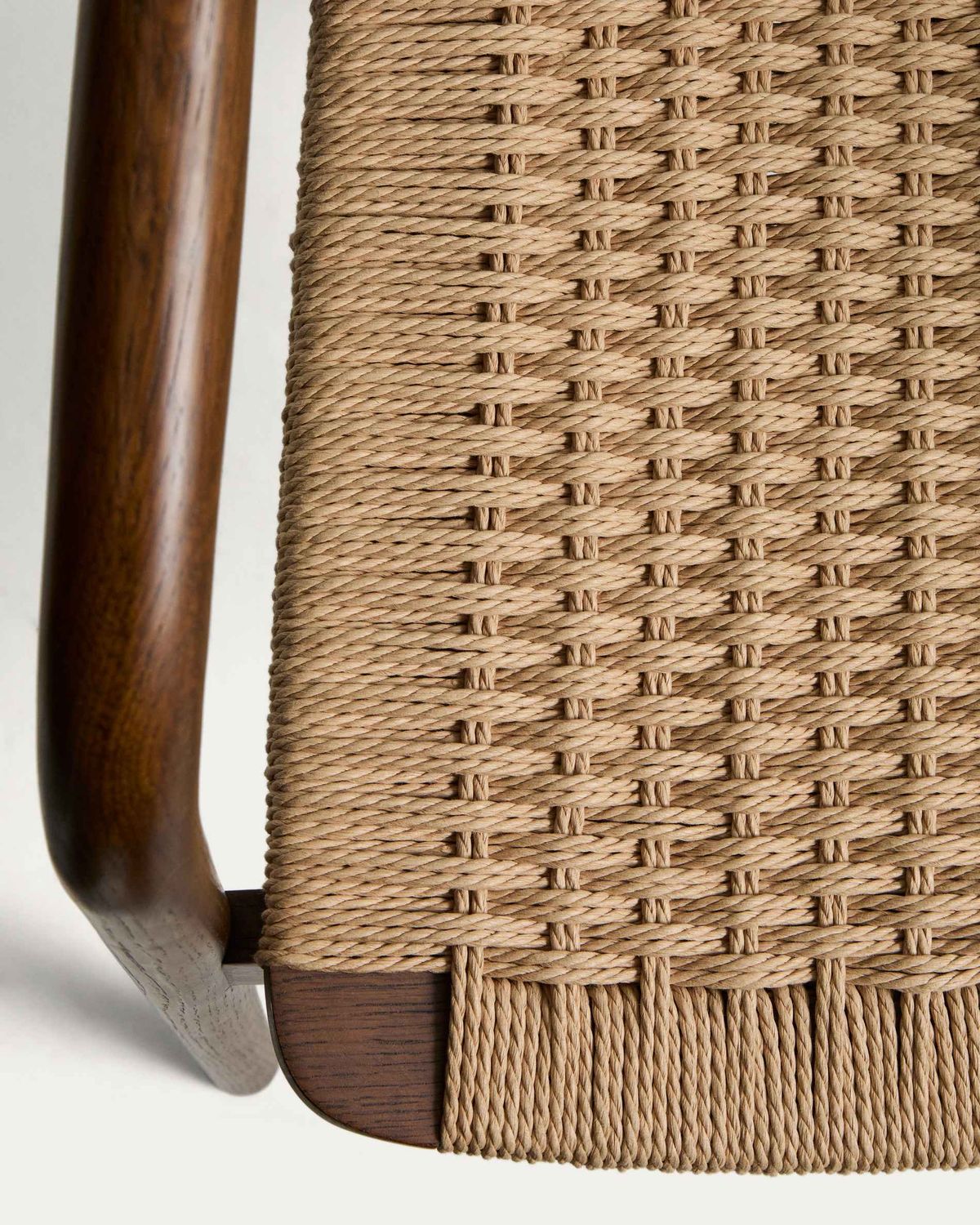 Silla Derile de madera maciza de roble acabado nogal y cuerda de papel beige FSC Mix Credit