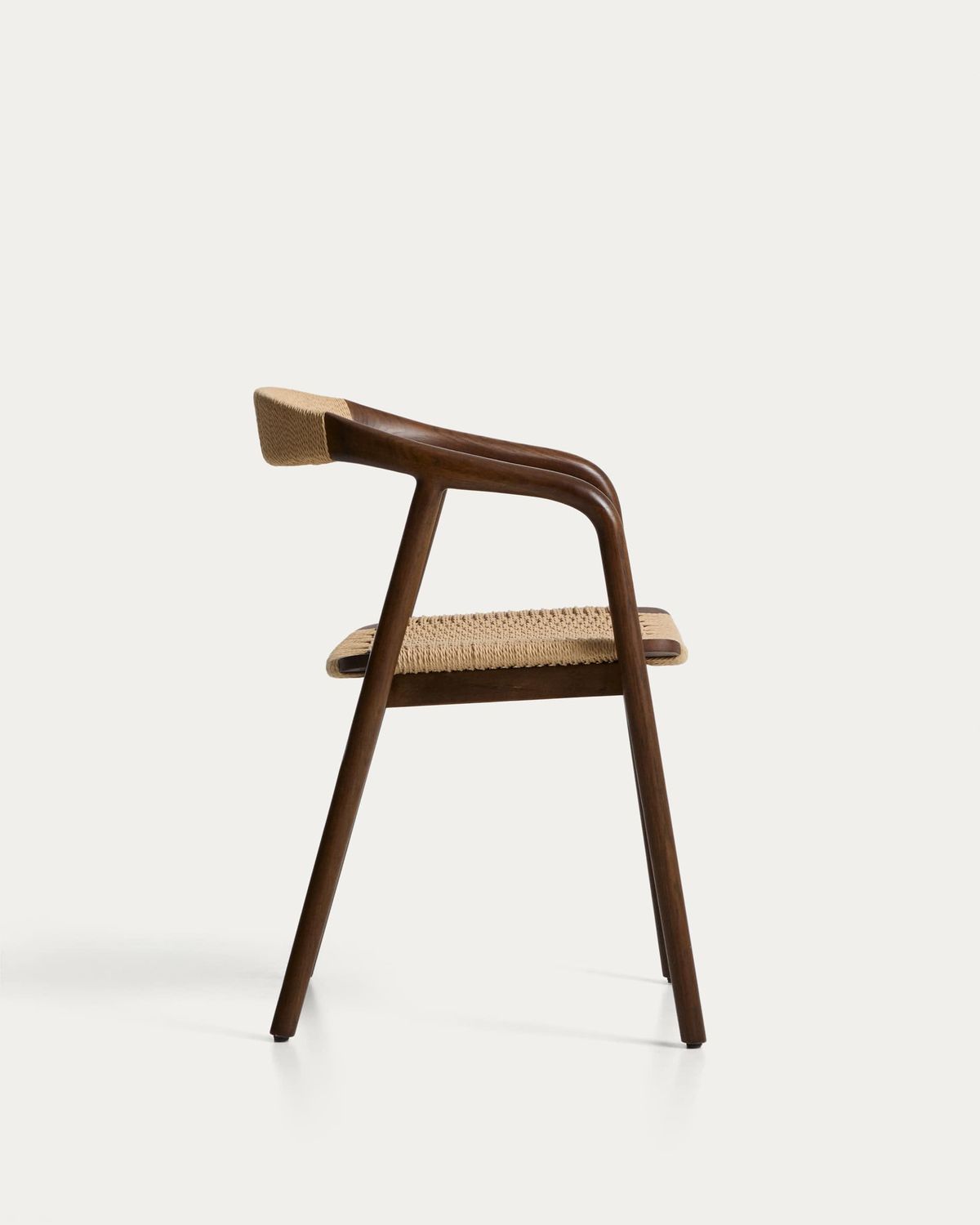 Silla Derile de madera maciza de roble acabado nogal y cuerda de papel beige FSC Mix Credit