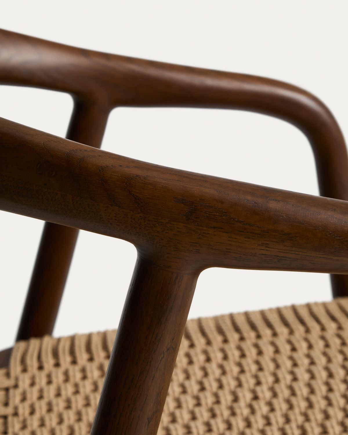 Silla Derile de madera maciza de roble acabado nogal y cuerda de papel beige FSC Mix Credit