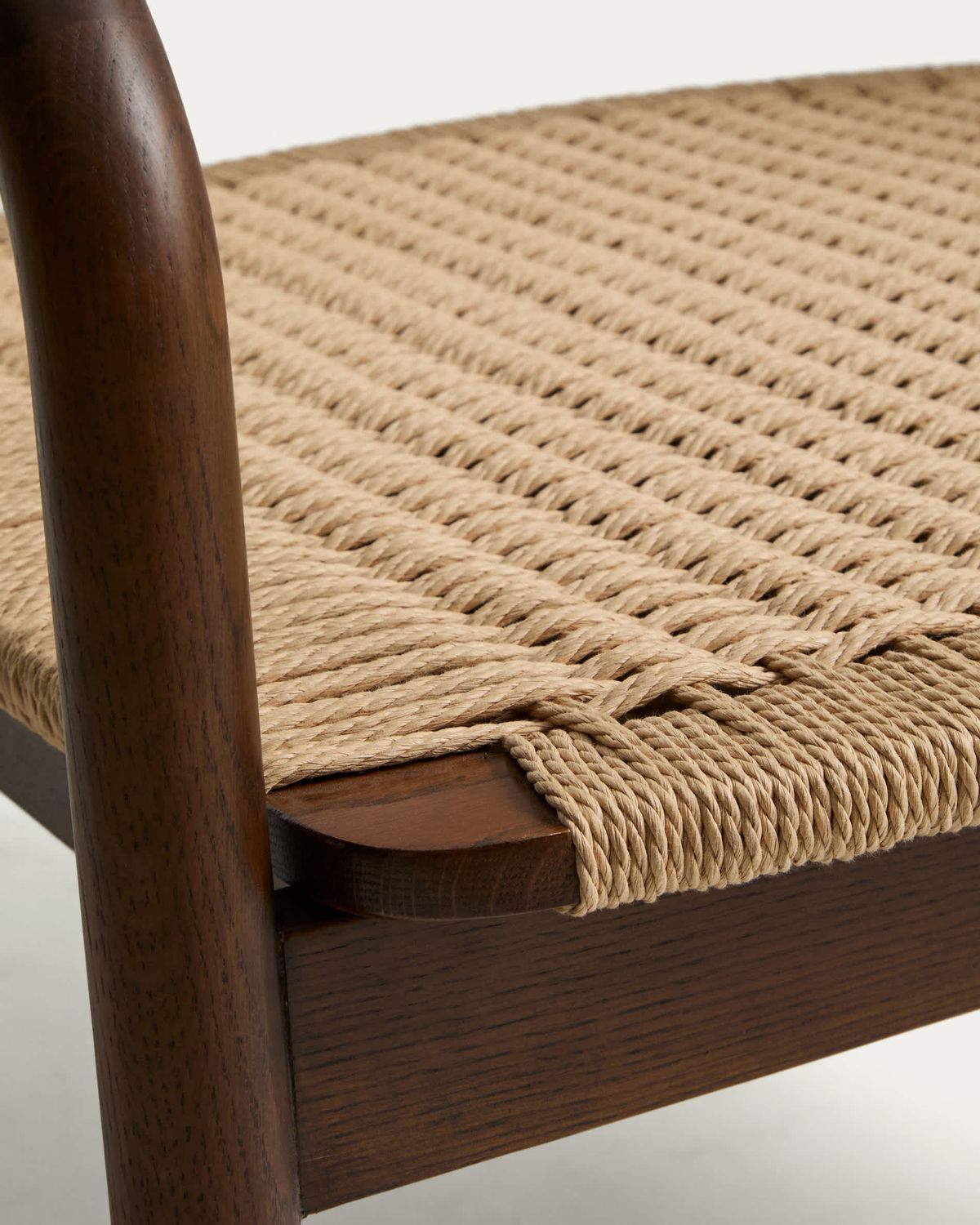 Butaca Derile de madera maciza de roble acabado nogal y cuerda de papel beige FSC Mix Credit