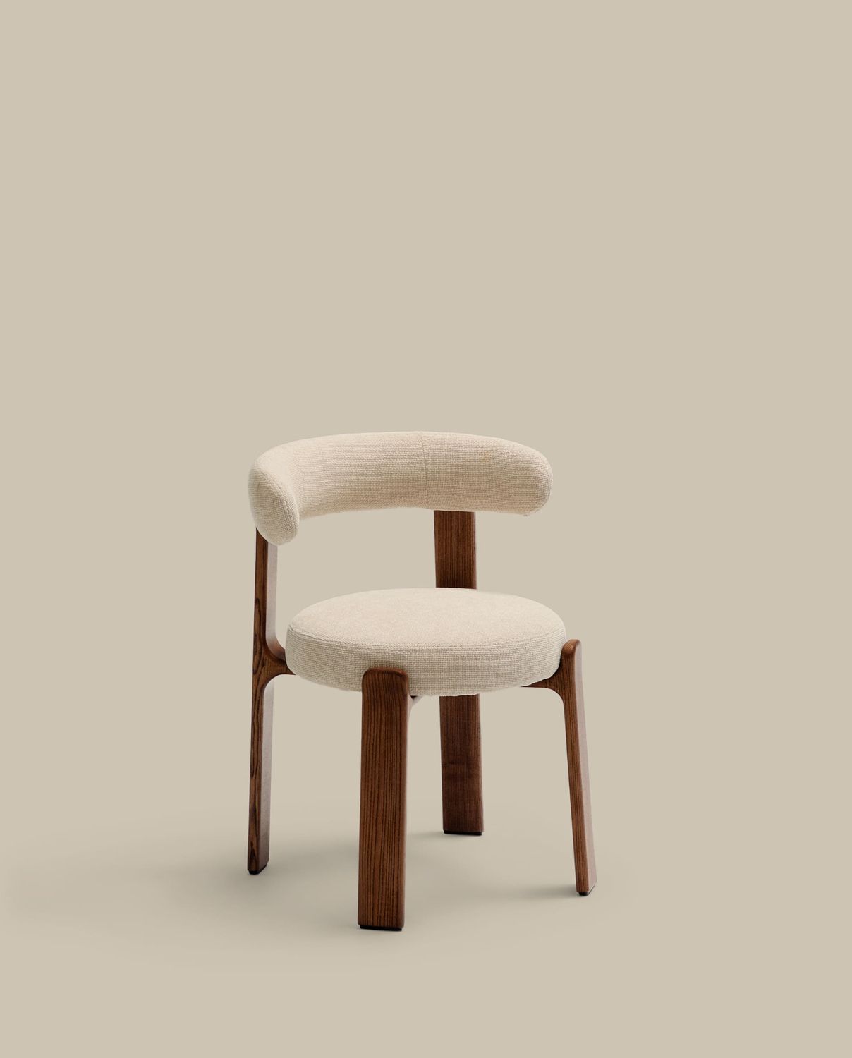 Silla Granite de chenilla beige y madera maciza de fresno con acabado nogal FSC 100%