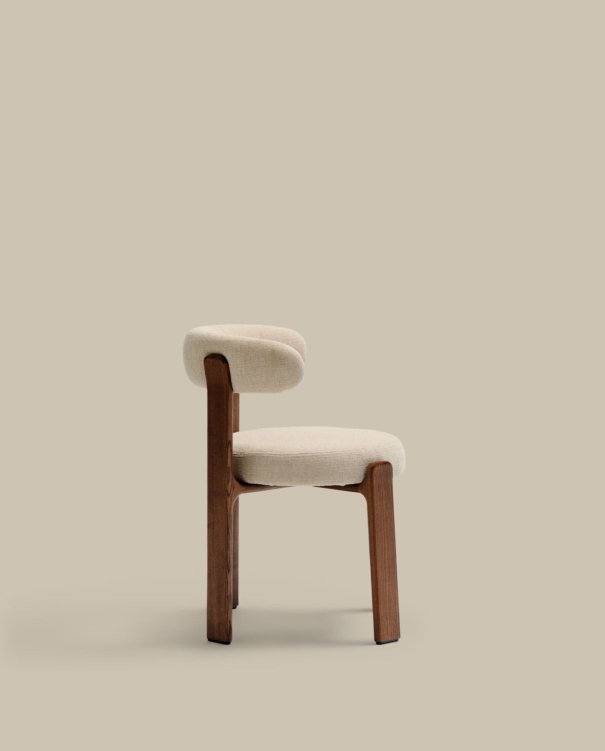 Silla Granite de chenilla beige y madera maciza de fresno con acabado nogal FSC 100%
