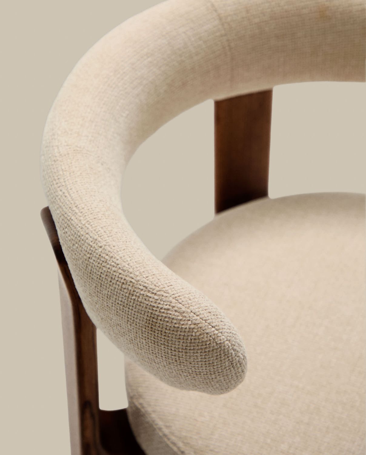 Silla Granite de chenilla beige y madera maciza de fresno con acabado nogal FSC 100%
