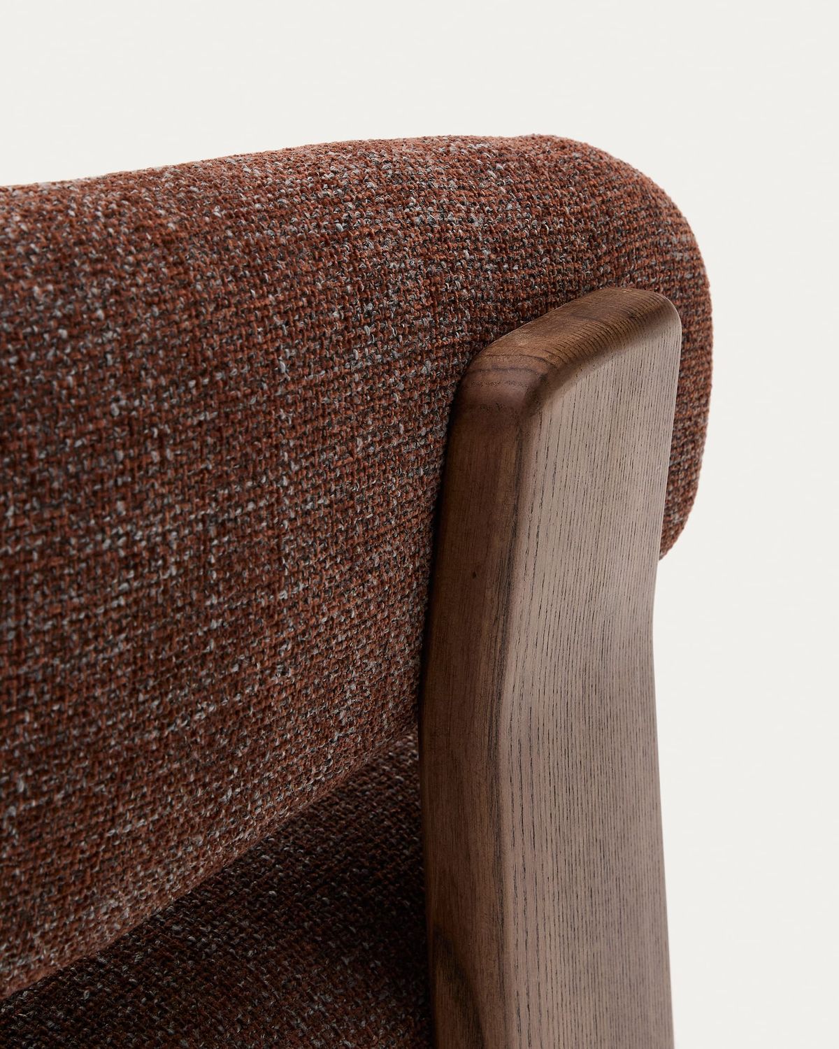 Butaca Granite de chenilla marrón y patas de madera maciza de fresno acabado nogal FSC 100%