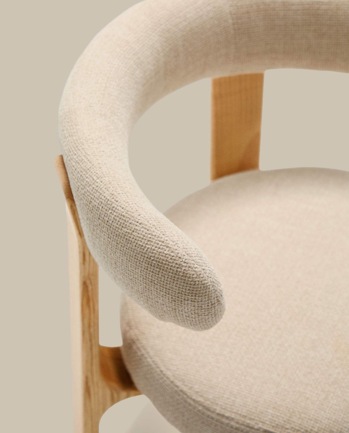 Silla Granite de chenilla beige y madera maciza de fresno con acabado tono natural FSC 100%