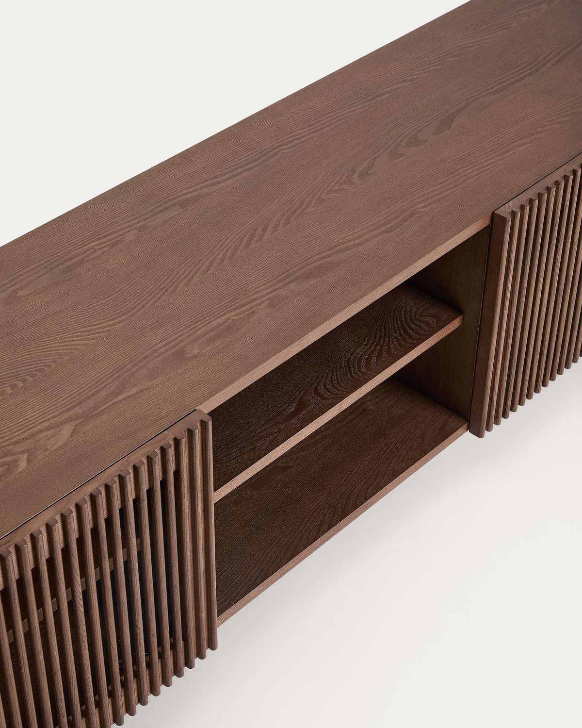 Mueble TV Beyla 2 puertas de chapa y madera maciza de fresno con acabado tono nogal 180 x 49,5 cm FSC 100%