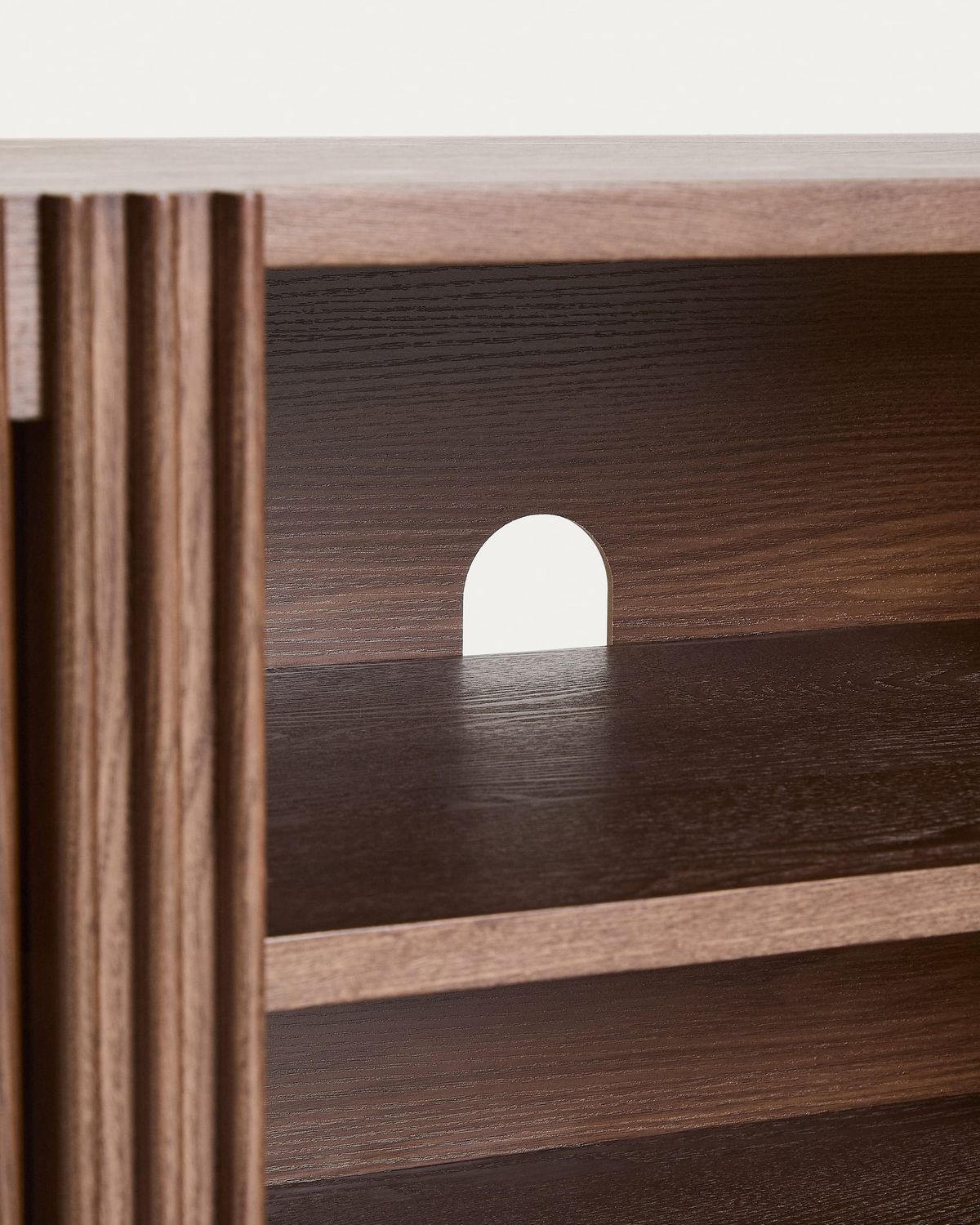 Mueble TV Beyla 2 puertas de chapa y madera maciza de fresno con acabado tono nogal 180 x 49,5 cm FSC 100%