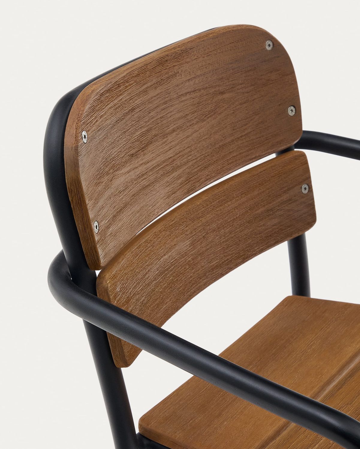 Silla Algueret de madera maciza de eucalipto acabado natural y aluminio negro FSC 100%