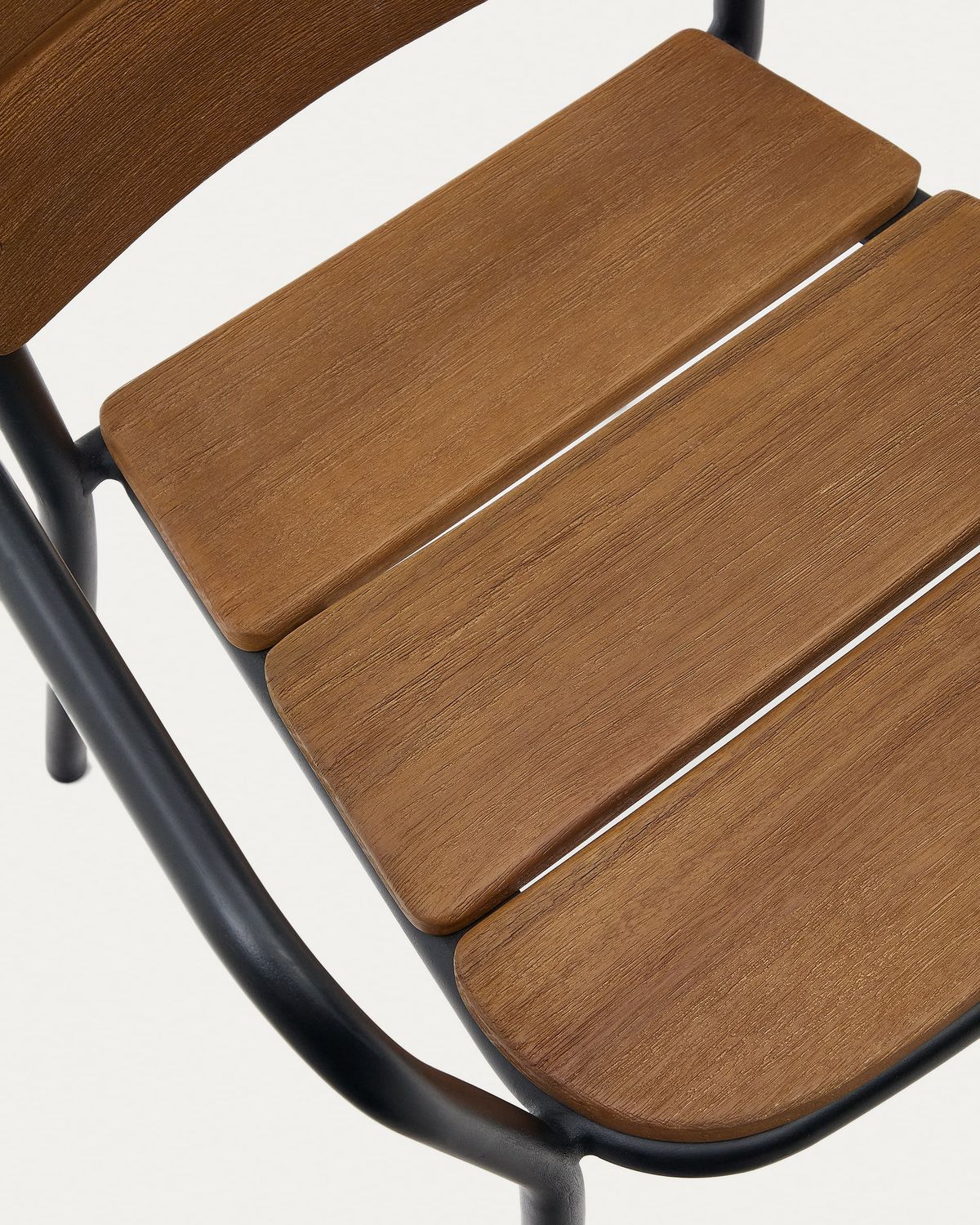 Silla Algueret de madera maciza de eucalipto acabado natural y aluminio negro FSC 100%