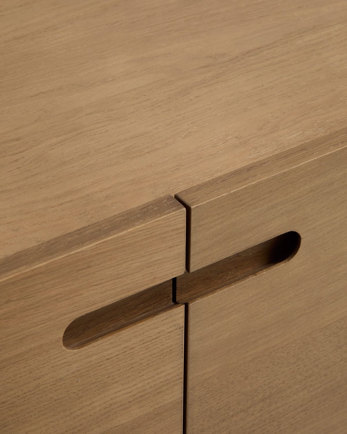 Mueble TV Arelida de chapa y madera maciza de roble acabado marrón claro 200 x 44 cm FSC Mix Credit