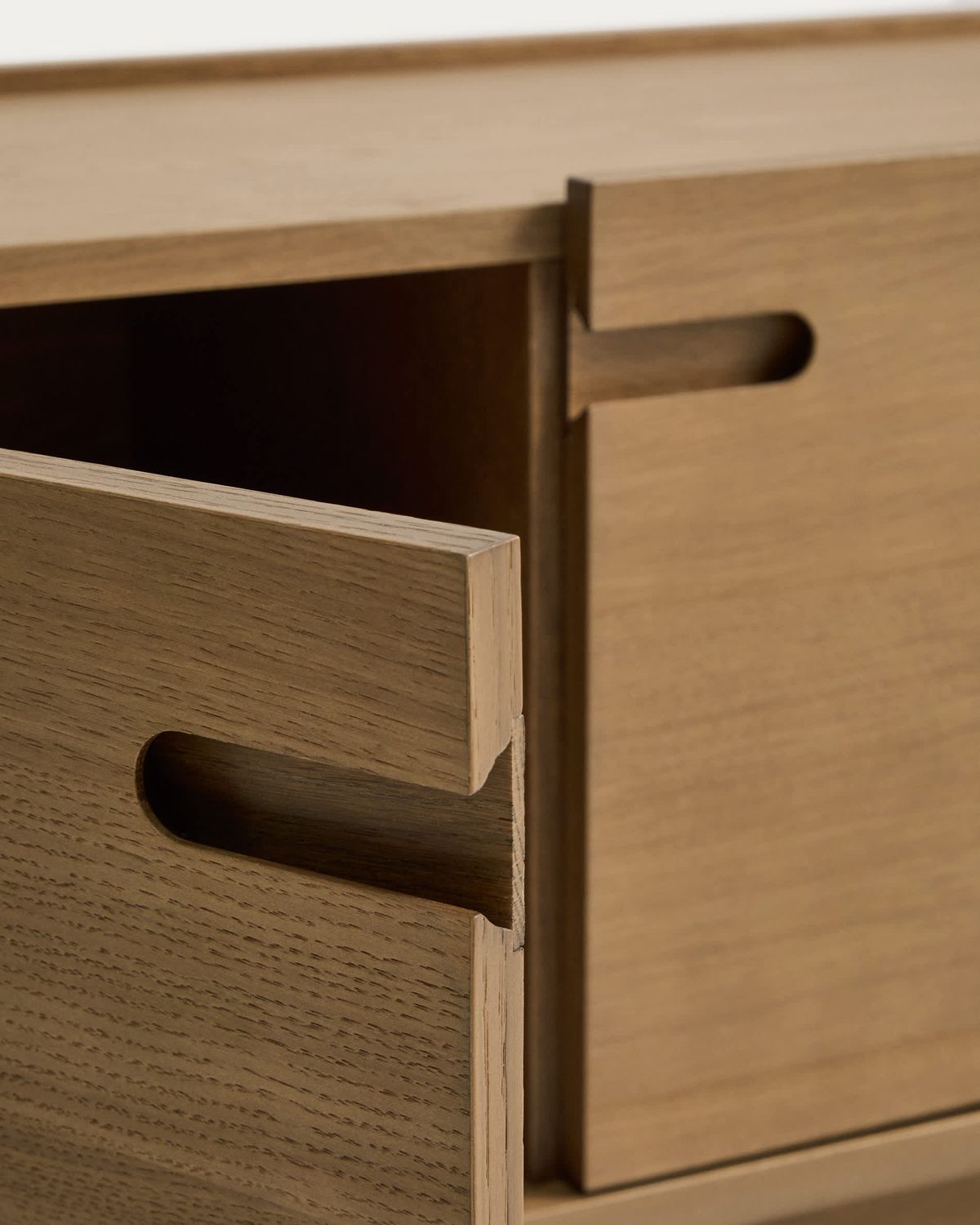 Mueble TV Arelida de chapa y madera maciza de roble acabado marrón claro 200 x 44 cm FSC Mix Credit