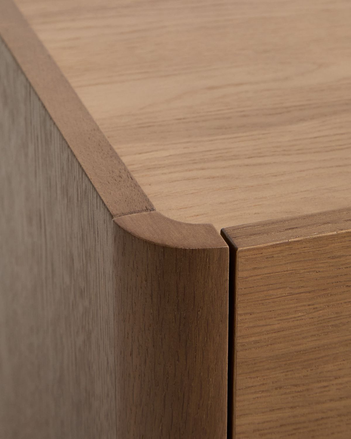 Mueble TV Arelida de chapa y madera maciza de roble acabado marrón claro 200 x 44 cm FSC Mix Credit