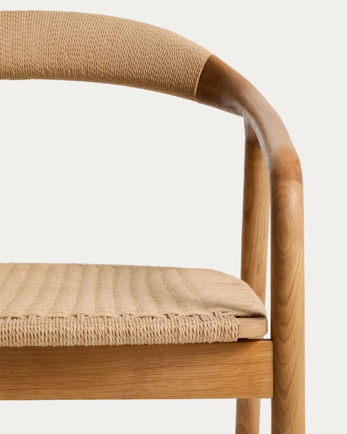 Butaca Derile de madera maciza de roble acabado tono natural y cuerda de papel beige FSC Mix Credit