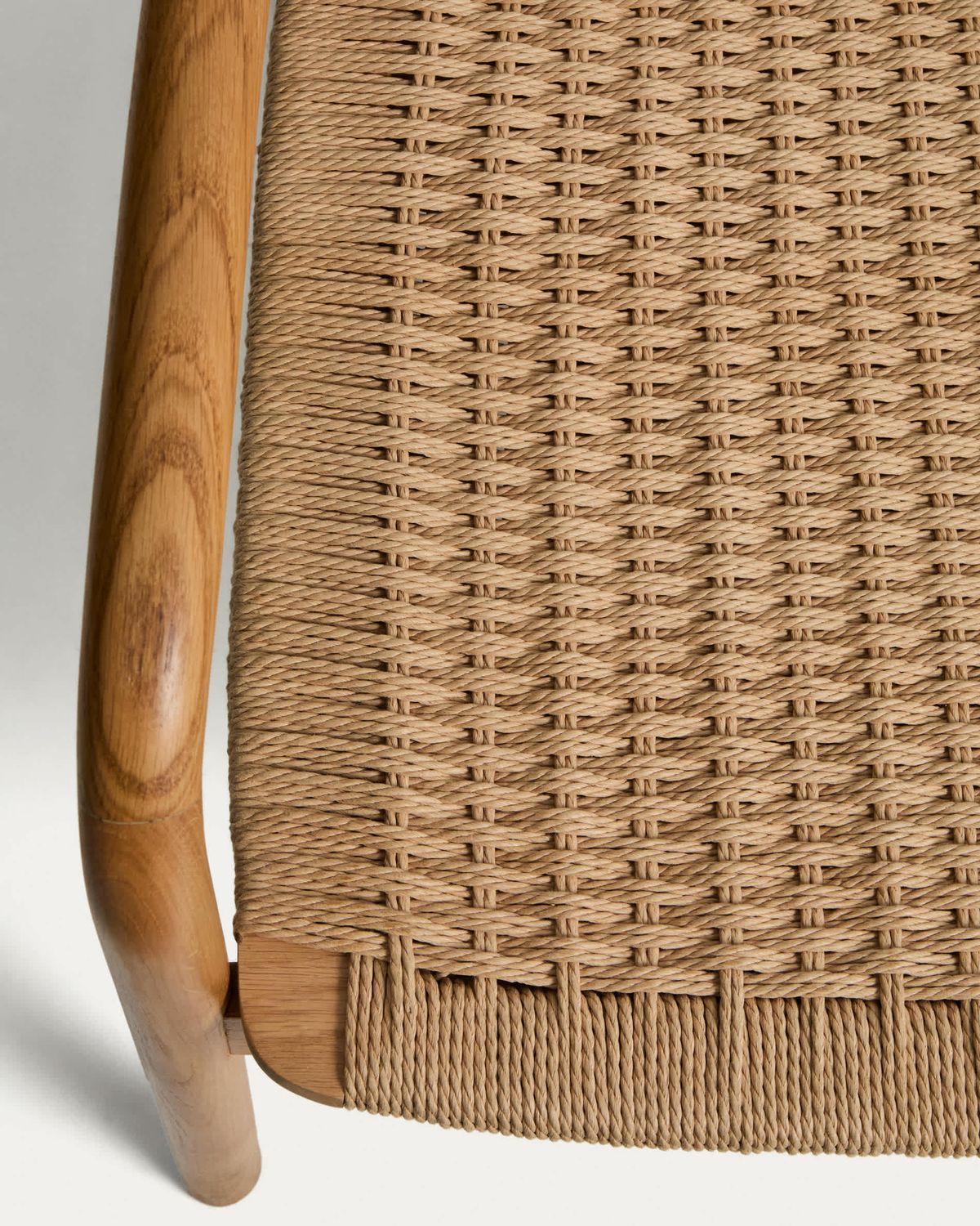 Butaca Derile de madera maciza de roble acabado tono natural y cuerda de papel beige FSC Mix Credit