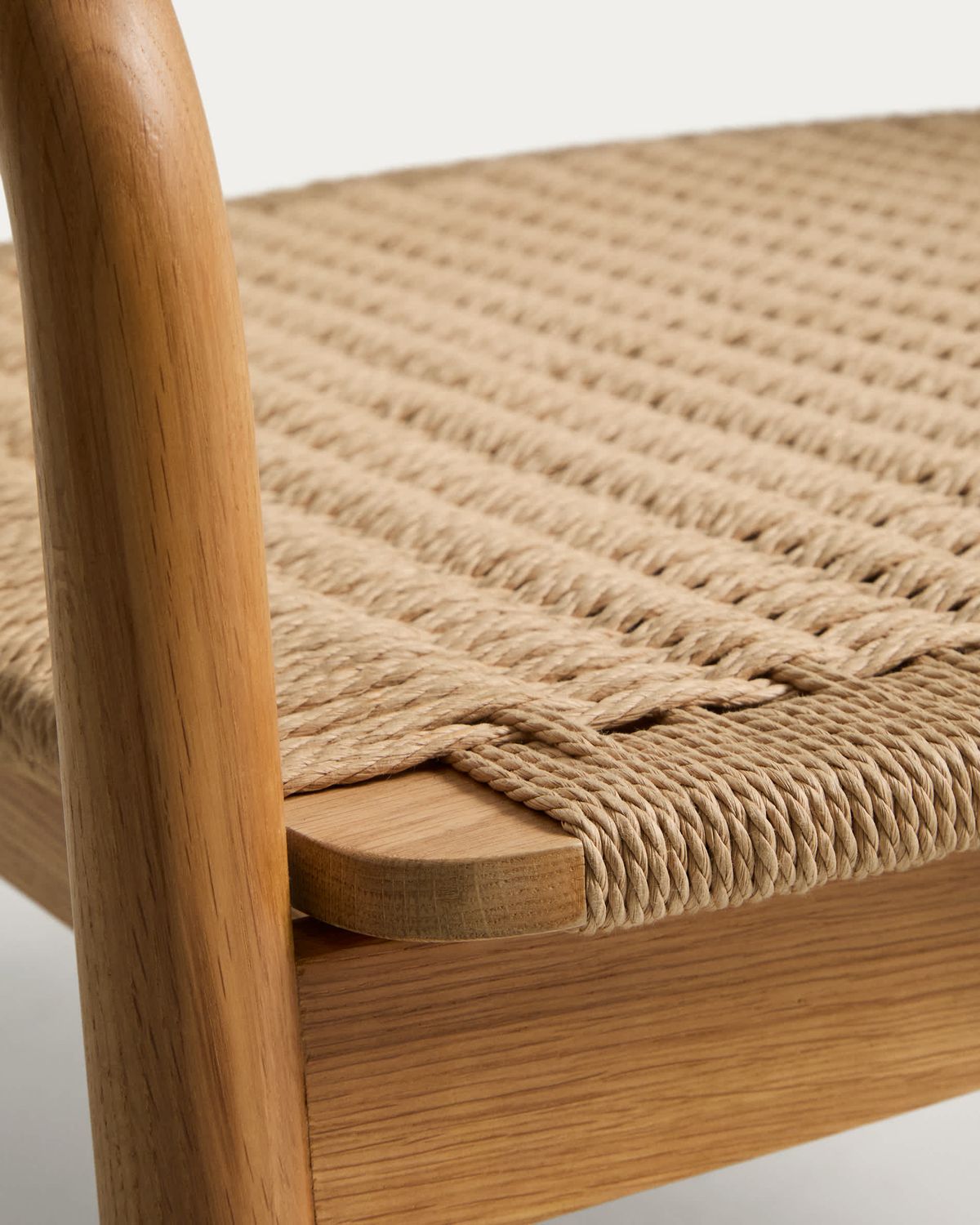 Butaca Derile de madera maciza de roble acabado tono natural y cuerda de papel beige FSC Mix Credit