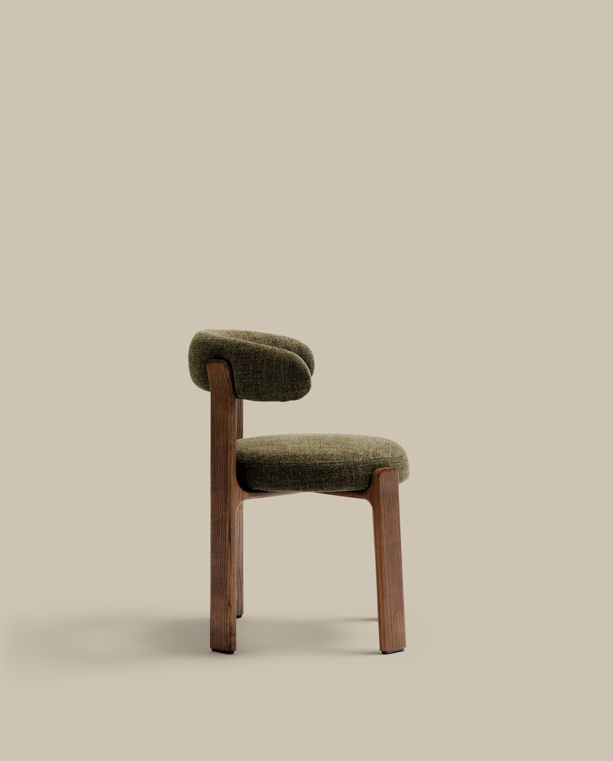 Silla Granite de chenilla verde y madera maciza de fresno con acabado nogal FSC 100%
