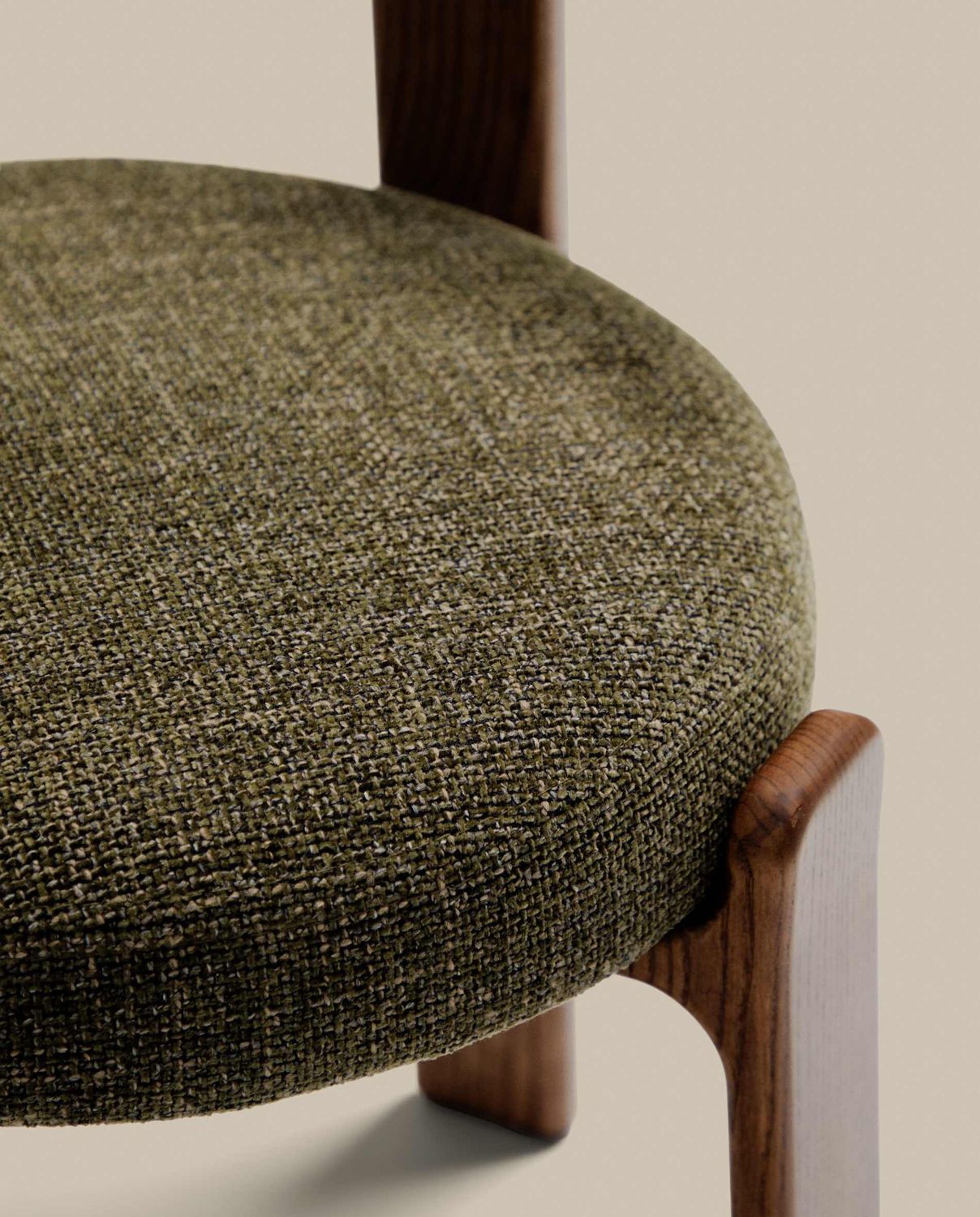 Silla Granite de chenilla verde y madera maciza de fresno con acabado nogal FSC 100%