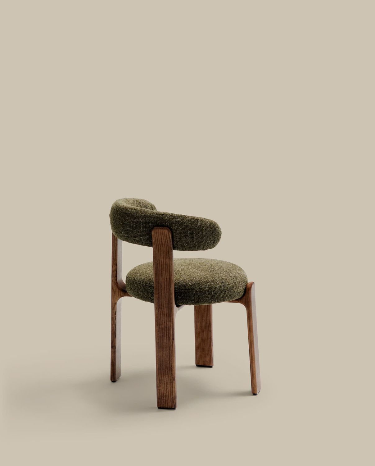 Silla Granite de chenilla verde y madera maciza de fresno con acabado nogal FSC 100%