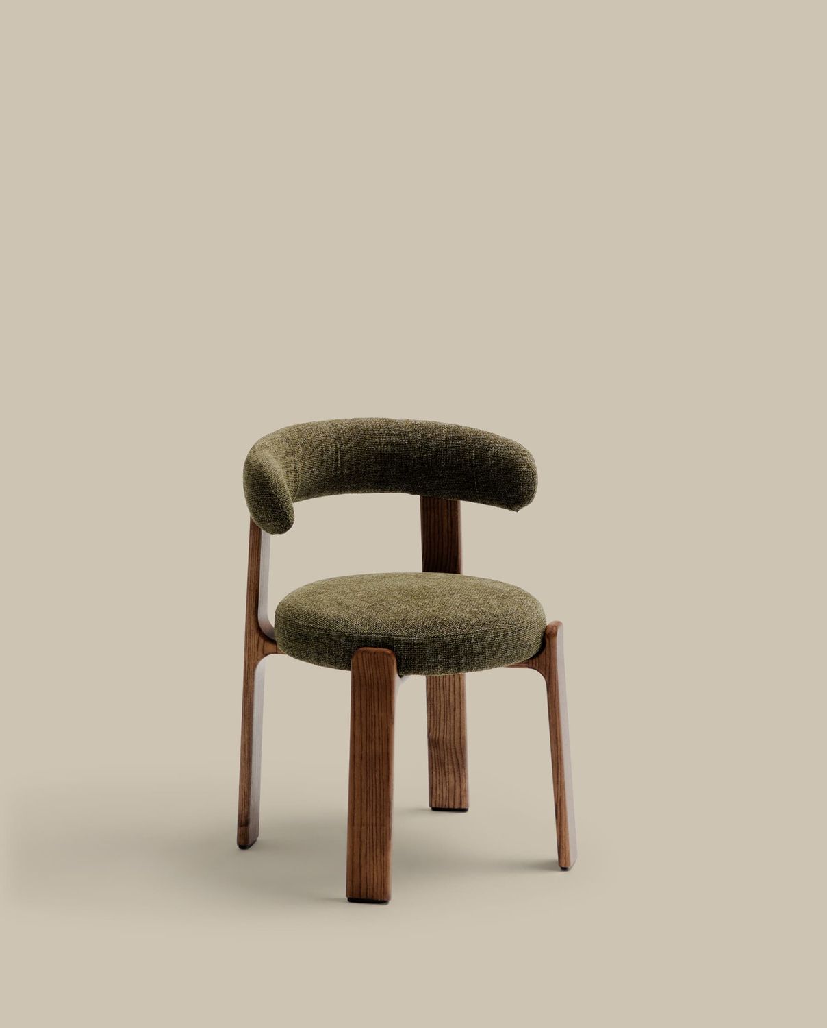Silla Granite de chenilla verde y madera maciza de fresno con acabado nogal FSC 100%