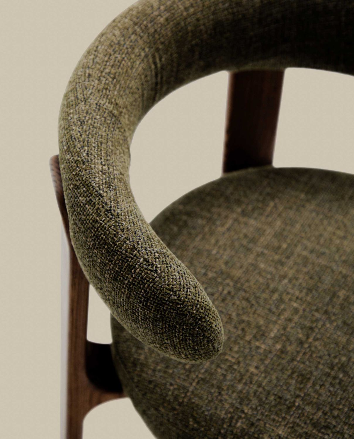 Silla Granite de chenilla verde y madera maciza de fresno con acabado nogal FSC 100%