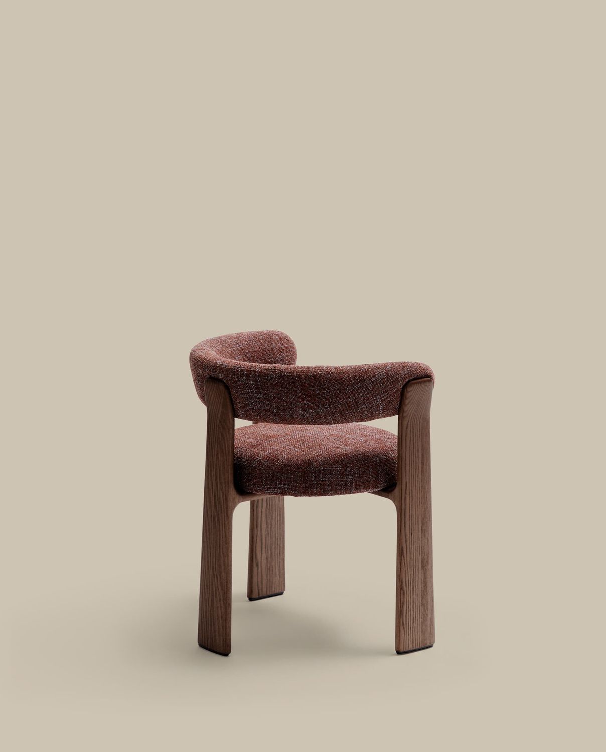 Silla Granite de 3 patas de chenilla marrón y madera maciza fresno acabado nogal FSC 100%
