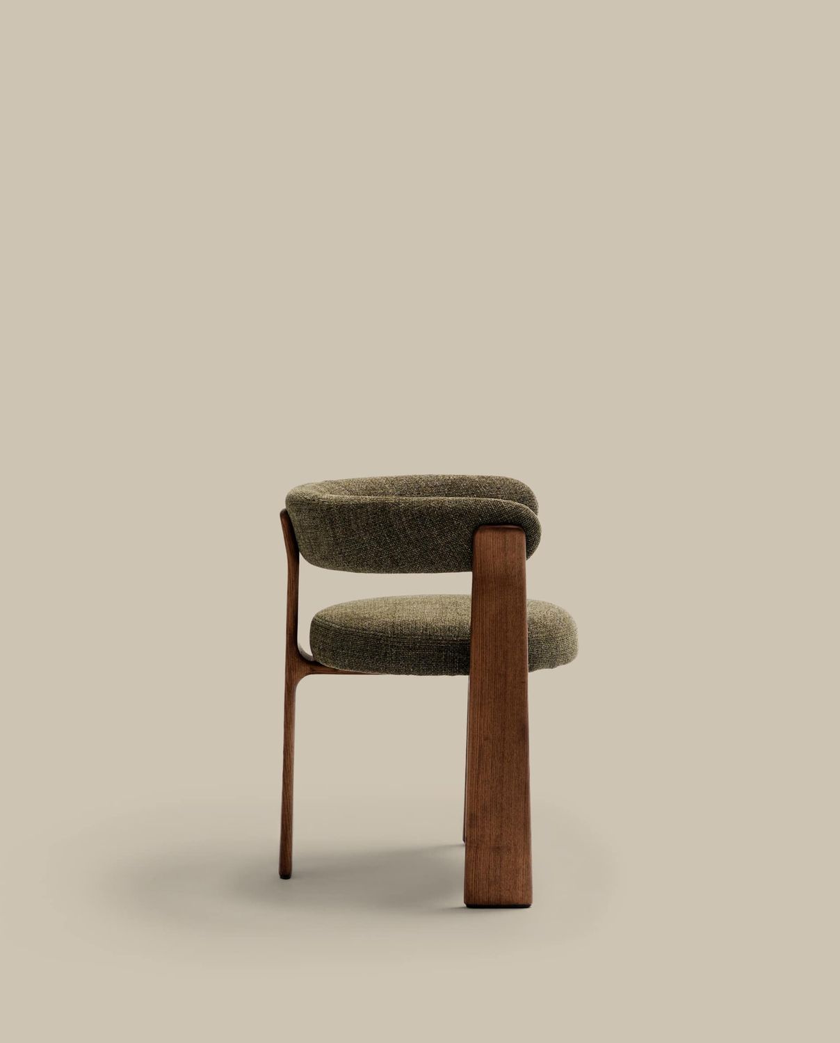 Silla Granite de 3 patas de chenilla verde y madera maciza fresno acabado nogal FSC 100%