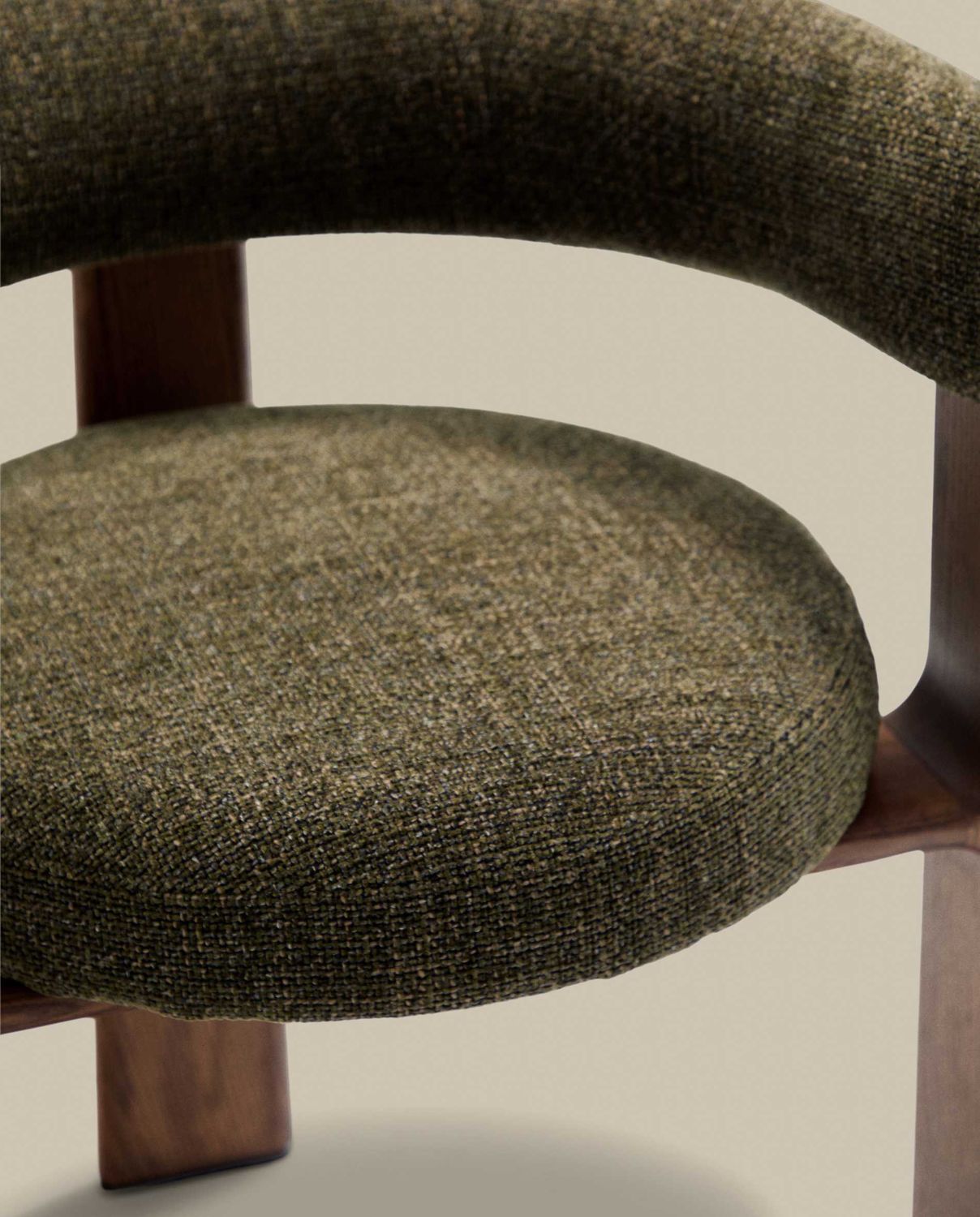 Silla Granite de 3 patas de chenilla verde y madera maciza fresno acabado nogal FSC 100%