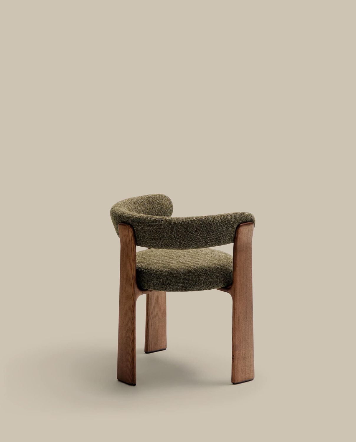 Silla Granite de 3 patas de chenilla verde y madera maciza fresno acabado nogal FSC 100%
